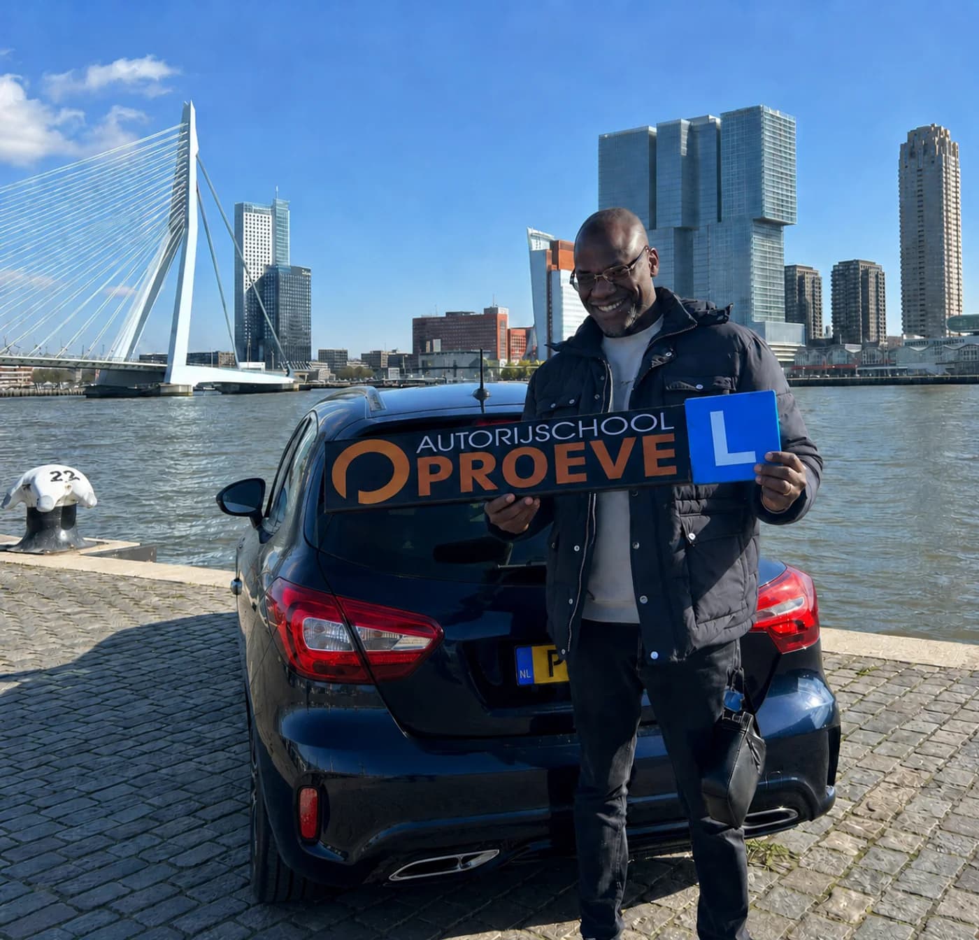 Rijinstructeur van Autorijschool Proeve bij de Erasmusbrug in Rotterdam