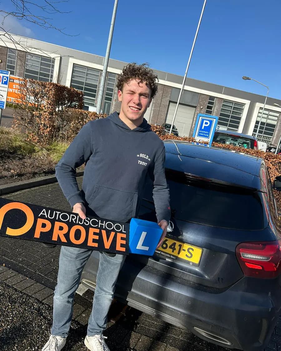 Geslaagde leerling na rijles bij Autorijschool Proeve